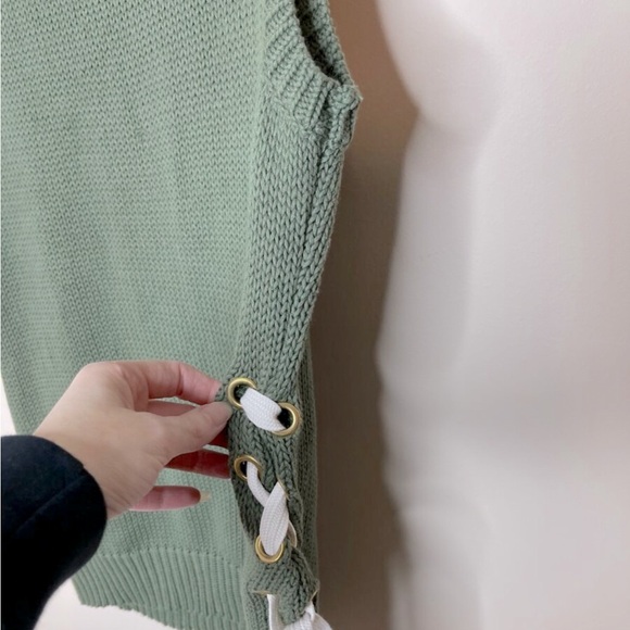 Macbeth Collection by Margaret
Josephs Green Knit Sleeveless Sweater - Picture 4 of 6